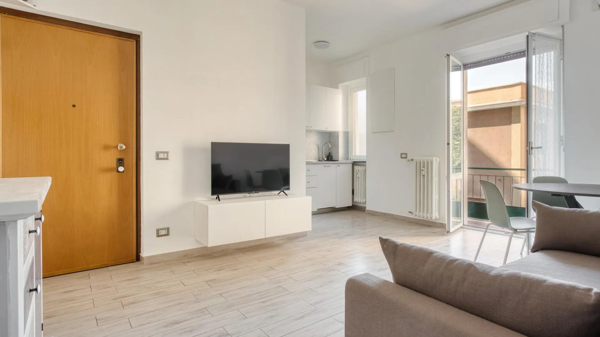 Bright And Comfortable Flat Solari Area Mailand Apartment
