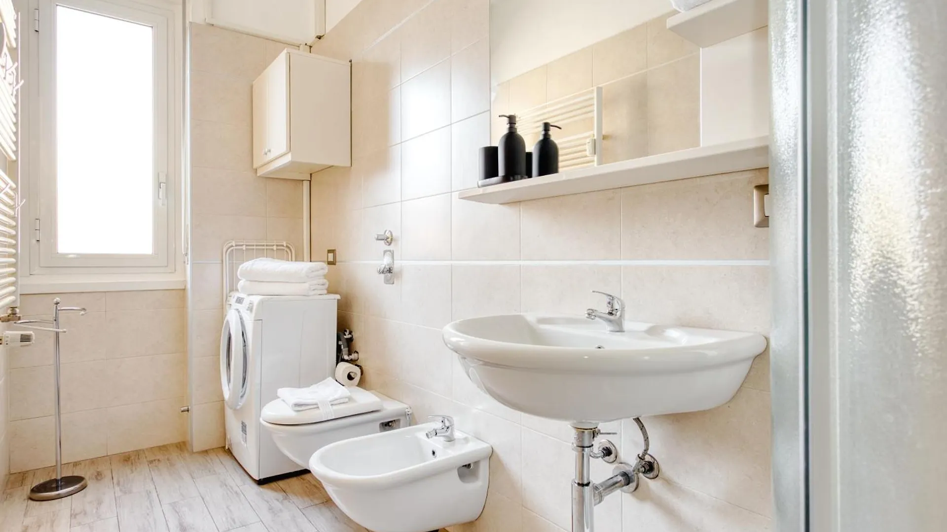 Bright And Comfortable Flat Solari Area Mailand Apartment